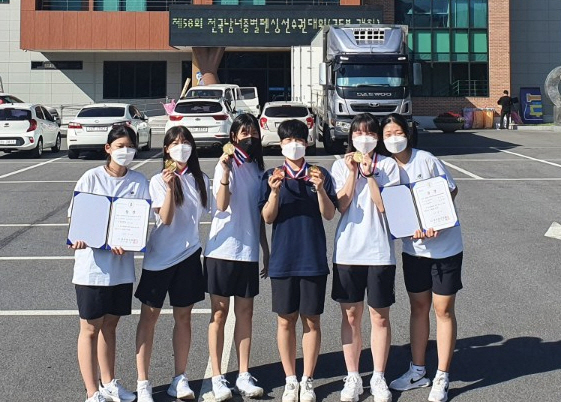 15일 강원도 양구군 청춘체육관에서 열린 제59회 전국남녀종별펜싱선수권대회 여자고등부 사브르 단체전에서 정상에 오른 수원 수일고 펜싱부가 기념촬영을 하고 있다. (사진=수일고 펜싱부 제공)