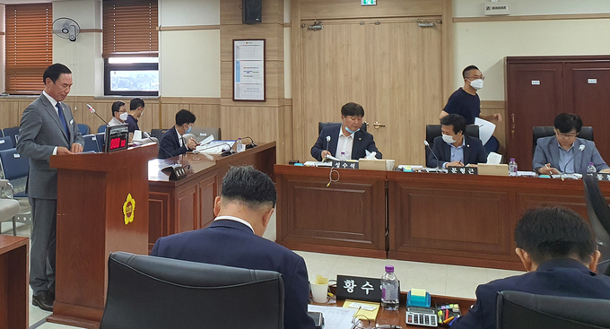 15일 경기도의회 문화체육관광위원회 회의실에서 열린 임시회에서 이원성 경기도체육회장이 업무보고를 하고 있다. (사진=김기현 수습기자)