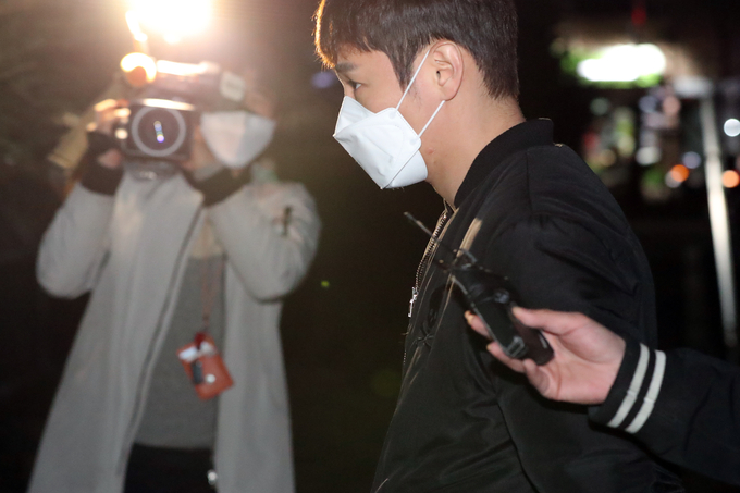 음주운전 혐의를 받는 남성 듀오 플라이투더스카이의 멤버 환희(38·본명 황윤석)가 지난달 24일 오후 경찰 조사를 위해 용인서부경찰서로 출석하는 모습. (사진 = 연합뉴스)