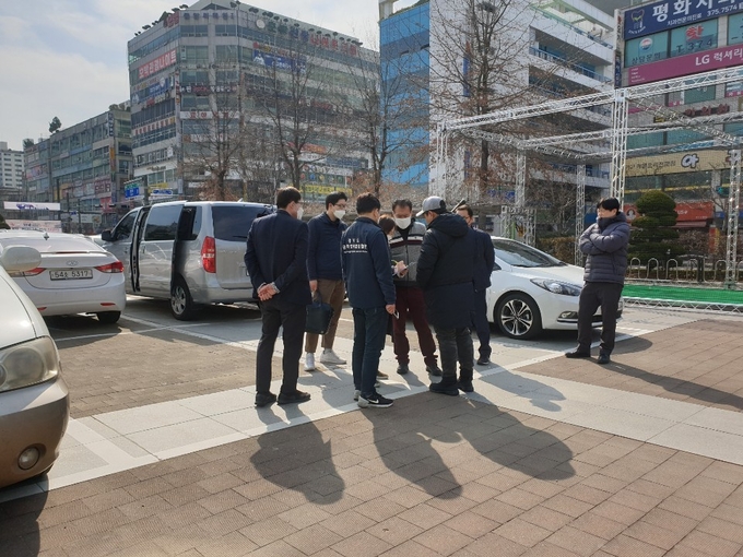 경기도 특사경이 불법 행위자를 검거하고 있다.(사진=경기도 제공)
