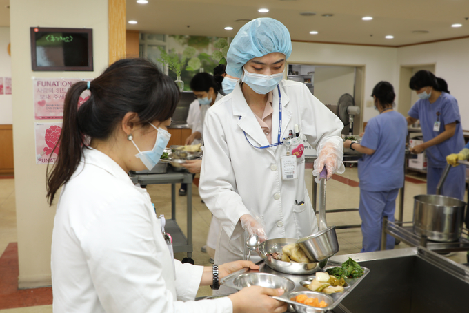 가톨릭대학교 성빈센트병원이 초복을 맞아 전교직원에게 해신탕을 제공했다. (사진=가톨릭대학교 성빈센트병원 제공)