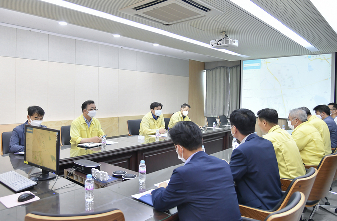 시흥시 한 아파트 수돗물에서 유충발견 신고 받고 긴급 비상대책회의를 하고 있다. 시흥시 제공