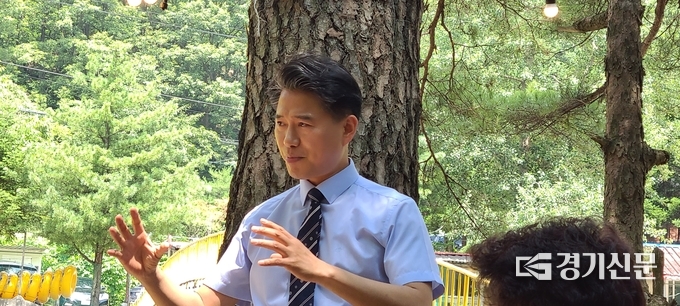 이계삼 포천시 부시장이 백운계곡을 살리기 위한 노력을 설명하고 있다. /문석완 기자