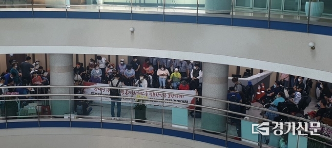 경기장애인차별철폐연대가 16일 화성시청 내 시장실 앞에서 농성을 하고 있다./최순철기자