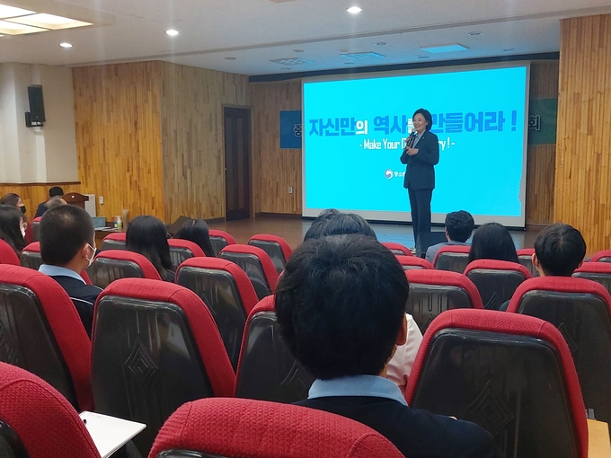 박영선 중소벤처기업부 장관이 17일 심석고등학교에서 청소년들을 대상으로 강연을 하고 있다. (사진=편지수 기자)