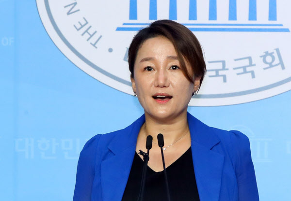더불어민주당 이재정 의원이 17일 국회 소통관 기자회견장에서 최고위원 출마를 선언하고 있다. (사진=연합뉴스) 