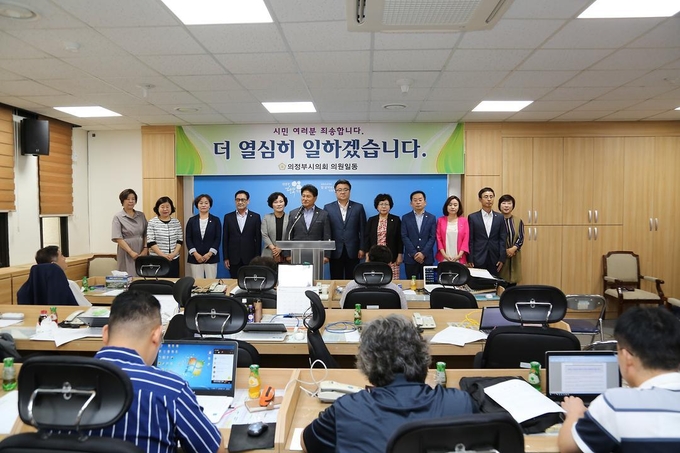 2018년 8월13일 전반기 원구성을 놓고 39일간 파행을 겪은 의정부시의회 의원들이 의장단을 선출하고 기자회견을 하고 있다. (사진=의정부시의회 제공)