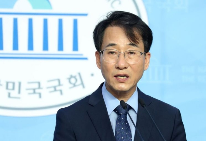  더불어민주당 이원욱 의원이 19일 오전 서울 여의도 국회 소통관 기자회견장에서 최고위원 출마선언을 하고 있다. (사진=연합뉴스) 