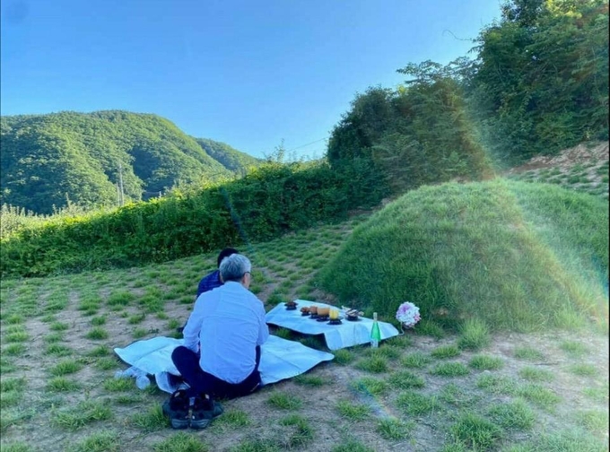 경북 안동 부모님의 묘소를 찾은 이재명 경기도지사 (사진=이재명 지사 페이스북)