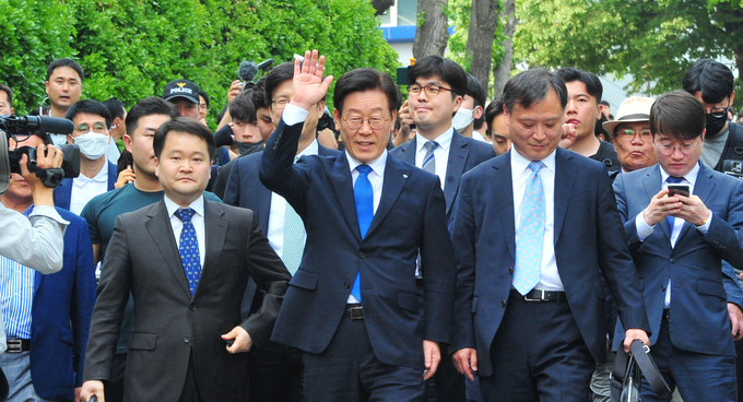 1심 판결 이후 법정을 나서고 있는 이재명 경기도지사(사진=조병석 기자)