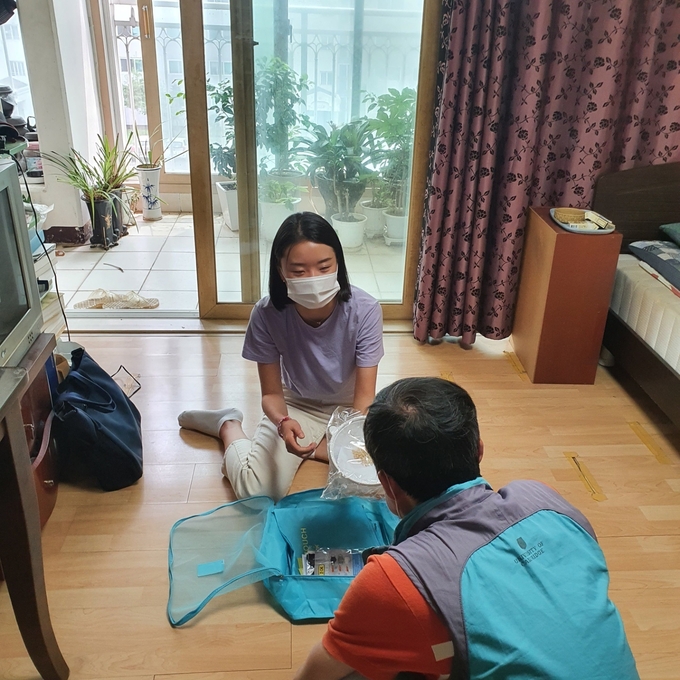 남양주시는 코로나19로 가정에서 생활하고 있는 남양주시정신건강복지센터 등록자들의 심리적 안정을 위해 심리면역 키트 ‘마음힐링상자’을 제공한다./남양주시 제공