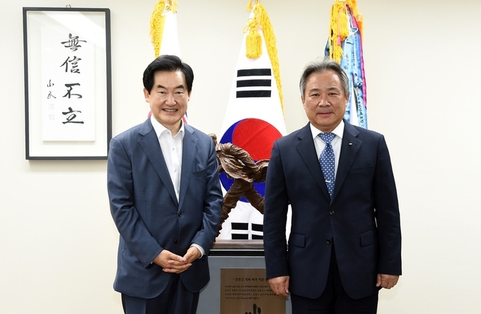 안병용 의장부시장(왼쪽)과 이기흥 대한체육회장