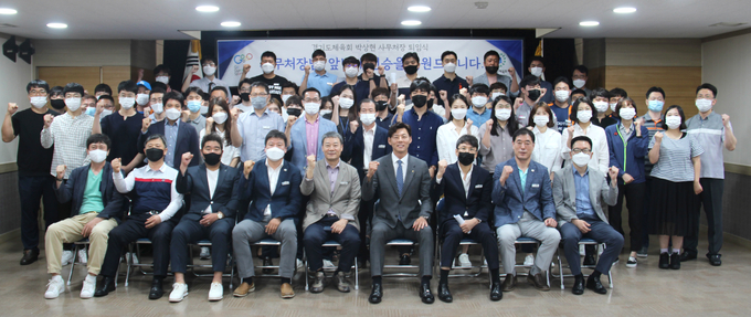20일 경기도체육회관 중회의실에서 열린 박상현 전 사무처장 퇴임식에서 박 전 사무처장(맨 앞줄 오른쪽 네번째)이 사무처 직원들과 기념촬영을 하고 있다. (사진=경기도체육회 제공)