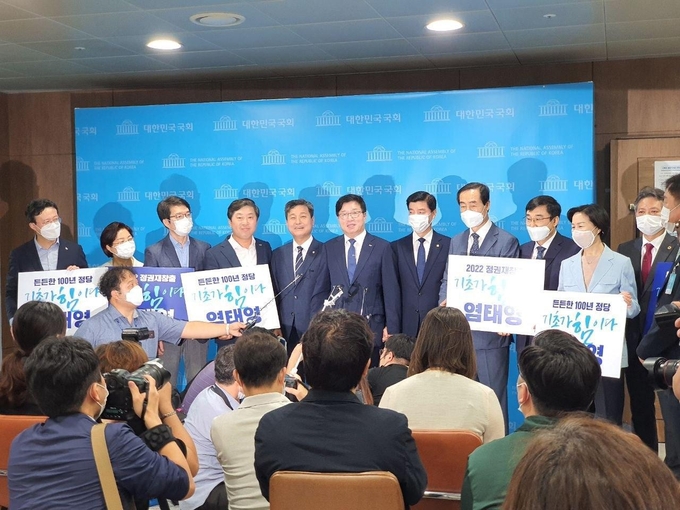 염태영 수원시장이 20일 국회 소통관에서 “기초자치단체장 최초로 당 최고위원 당선으로 위해 노력하겠다”며 '더불어민주당 전당대회' 최고위원 출마를 공식 선언했다. 이날 김진표·김두관·박광온·김영배·이해식·민형배·김승원 국회의원과 황명선 충남 논산시장, 김수영 서울 양천구청장, 정원오 성동구청장, 김미경 은평구청장, 채현일 영등포구청장, 문석진 서대문구청장도 함께 자리해 염 시장을 격려했다. (사진 = 염태영 선거캠프 제공)