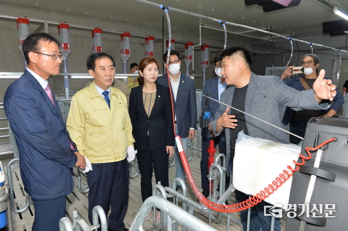 한탄강스마트팜의 최영길 대표가 박윤국 포천시장과 손세화 포천시의회 의장에게 시설에 대한 상세 설명을 하고 있다. / 포천시 제공