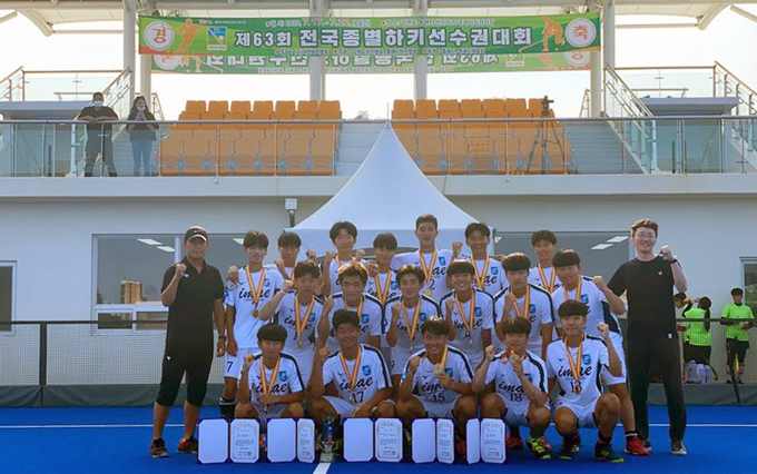 21일 강원도 동해시 썬라이즈 국제하키경기장에서 열린 제63회 전국종별하키선수권대회에서 3년 만에 우승을 차지하며 시즌 2관왕에 오른 성남 이매고 하키부가 기념촬영을 하고 있다. (사진=성남 이매고 하키부 제공)
