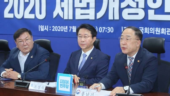 홍남기 경제부총리가 22일 국회 의원회관에서 열린 '2020 세법개정안' 당정협의에서 발언하고 있다. 오른쪽부터 홍남기, 더불어민주당 조정식 정책위의장, 김태년 원내대표. (사진=연합뉴스) 