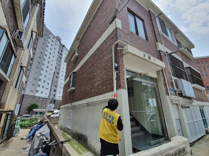 파주 공동주택에 침입범죄 에방을 위한 특수 형광물질을 도포하고 있다./파주시제공