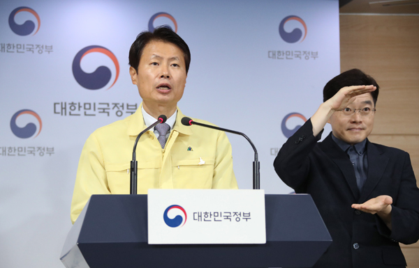 김강립 중앙재난안전대책본부 제1총괄조정관(보건복지부 차관)이 22일 정부서울청사에서 신종 코로나바이러스 감염증(코로나19) 대응 현황 등 정례 브리핑을 하고 있다. (사진=연합뉴스 제공)