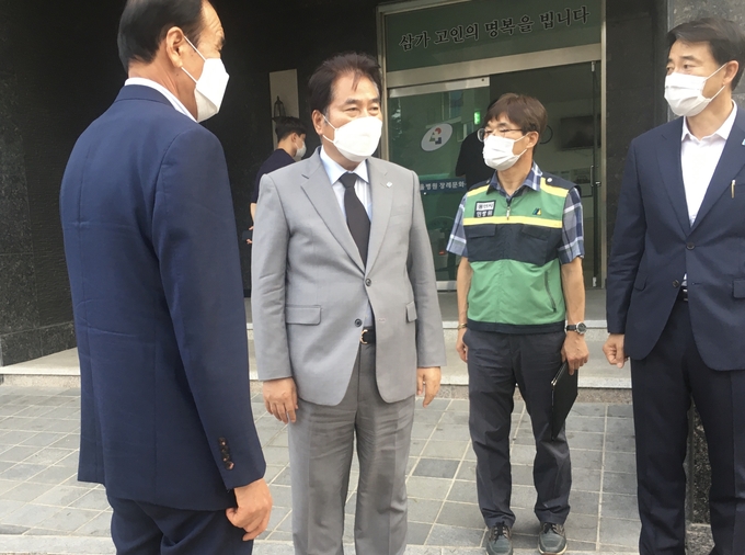 21일 백군기 용인시장이 서울용인병원 장례식장에 방문해 유가족들에게 대책마련을 약속했다. (사진=김민기 수습기자)