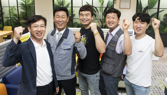 협력사 직원들이 화이팅! (왼쪽부터) 삼성전자 DS부문 상생협력센터 김창한 전무, 화성엔지니어링 류성목 대표, 서강이엔씨 김정식 과장, 화성엔지니어링 김도형 전무, 서강이엔씨 김현석 사원/삼성전자 제공
