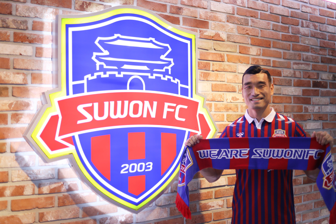 프로축구 K리그2 수원FC의 플레이 코치로 그라운드에 복귀하는 조원희(37)가 기념촬영을 하고 있다. (사진=수원FC 제공)