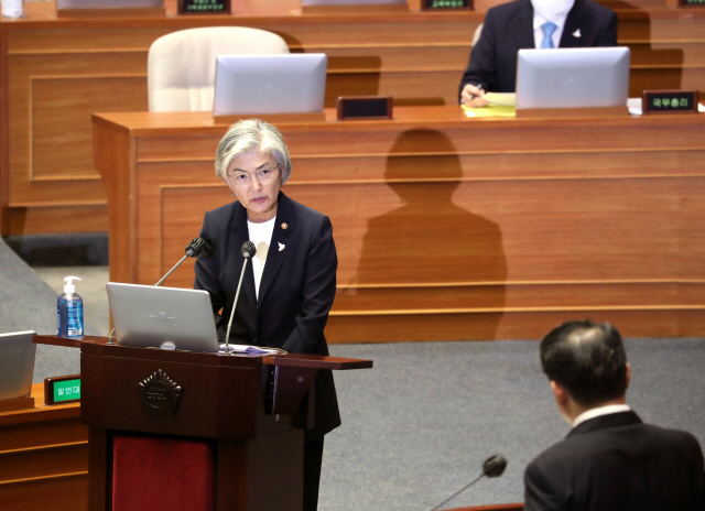 강경화 외교부 장관이 22일 국회 본회의에서 열린 정치·외교·통일·안보에 관한 대정부질문에 참석, 답변하고 있다. (사진=연합뉴스) 