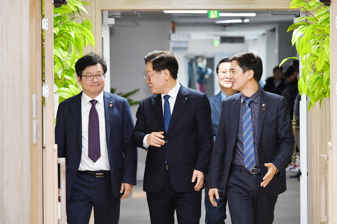 지난해 12월23일 수원시-화성시간 경계조정 협약식에서 염태영 수원시장(사진 왼쪽)과 이재명 경기도지사(가운데), 서철모 화성시장(오른쪽)이 화기애애한 분위기로 대화를 나누고 있다. (사진 = 수원시 제공)