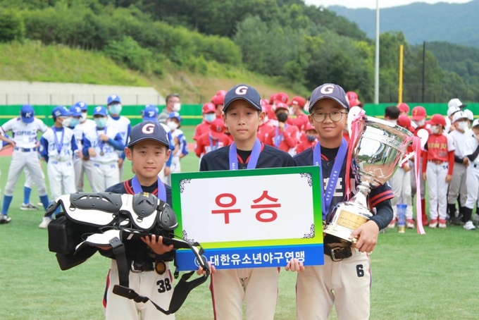 지난 21일 막을 내린 제4회 순창강천산배 전국유소년야구대회에서 우승을 차지한 김포시유소년야구단이 기념촬영을 하고 있다. (사진=대한유소년야구연맹 제공)