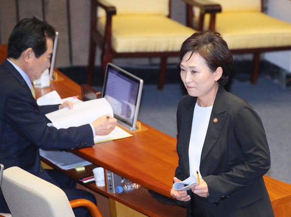김현미 국토교통부 장관이 23일 국회 본회의에서 진행된 경제에 관한 대정부 질문에서 질의에 답한 뒤 자리로 돌아가고 있다. (사진=연합뉴스 제공)