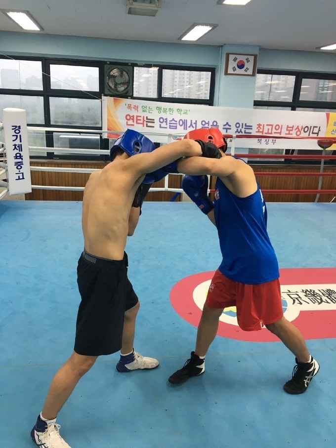 코로나19 장기화로 각종 스포츠대회가 취소 또는 연기되면서 대학입시를 앞둔 고3 학생선수들의 시름이 깊어지는 가운데 경기체고 복싱부 선수들이 언제 열릴지 모를 대회를 준비하며 훈련에 매진하고 있다.