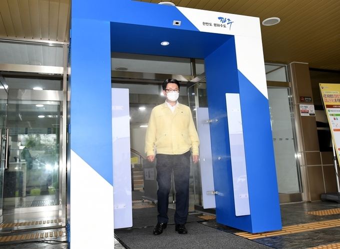최정환 파주시장이 파주시가 코로나19 차단을 위해 설치한 전신 방역소독기를 지나가고 있다. /파주시 제공