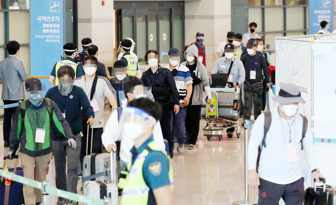  24일 오전 공군 공중급유기 'KC-330'를 타고 인천공항에 도착한 이라크 파견 근로자들이 입국장을 나서고 있다. (사진=연합뉴스 제공)