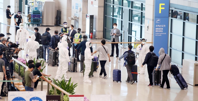 24일 오전 공군 공중급유기 'KC-330'를 타고 인천공항에 도착한 이라크 파견 근로자들이 입국장을 나서고 있다. (사진=연합뉴스 제공)