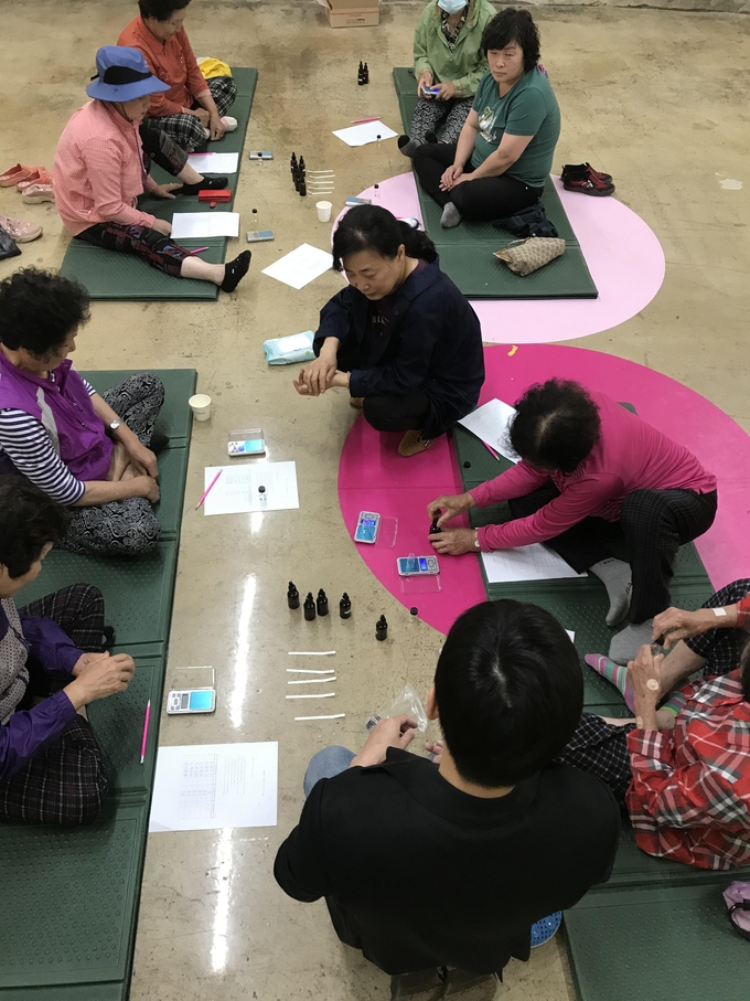 화성 매향리 마을 주민들이 지난 6월 경기만 에코뮤지엄 매향리 스튜디오에서 매화향 디퓨저를 만드는 프로그램에 참여했다. (사진=경기문화재단 제공)