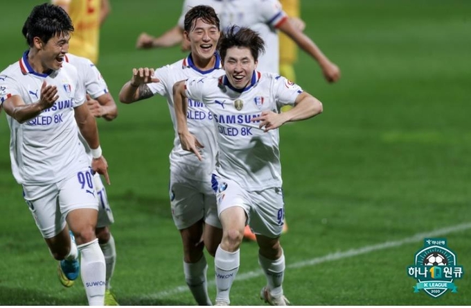 25일 광주축구전용구장에서 열린 하나원큐 K리그1 2020 13라운드 수원 삼성과 광주FC의 경기에서 수원 박상현(맨 앞)이 결승골을 넣은 뒤 환호하고 있다. (사진=한국프로축구연맹 제공)