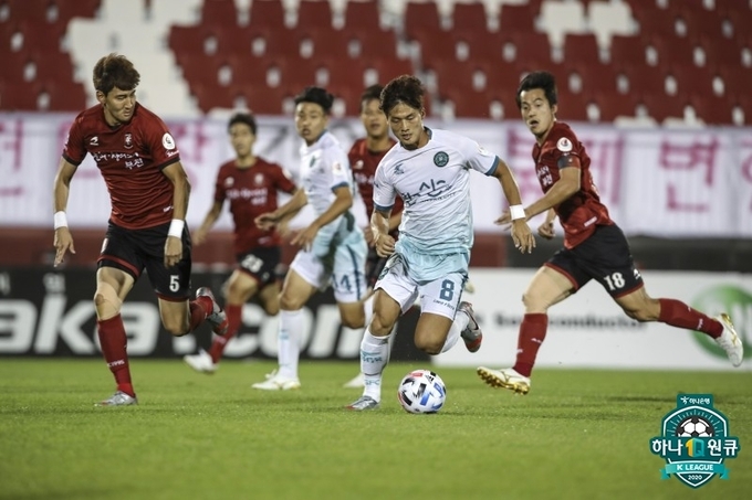 25일 부천종합운동장에서 열린 하나원큐 K리그2 2020 12라운드 안산 그리너스FC와 부천FC의 경기에서 양 팀 선수들이 볼을 다투고 있다. (사진=한국프로축구연맹 제공