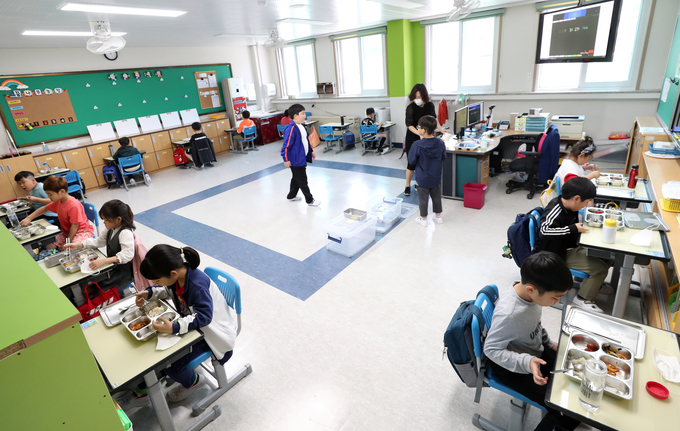 거리 두기를 실천하며 교실에서 점심 먹는 초등학생들 (사진=연합뉴스 제공)