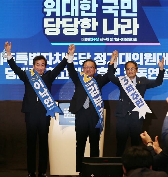  25일 제주 퍼시픽호텔에서 열린 더불어민주당 당대표·최고위원 후보 합동연설회에서 김부겸, 이낙연, 박주민 후보가 손을 맞잡고 인사하고 있다. (사진=연합뉴스) 
