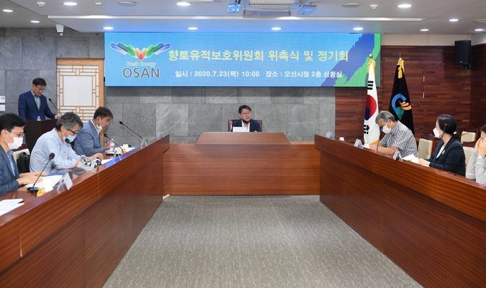 사진=오산시가 지난 23일 향토유족보존위원회 위촉식 및 정기회를 개최하고 있다./오산시 제공