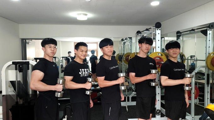 부사관과 학생들이 운동을 하고 있다.(사진=분당경영고 제공)