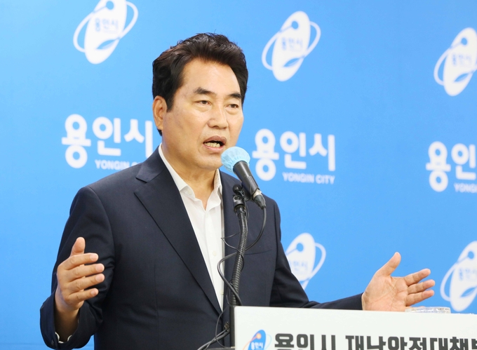 27일 백군기 용인시장이 페이스북 라이브방송을 통해 동천동 냉동창고 건립에 대한 입장을 말하고 있다. (사진=용인시 제공)