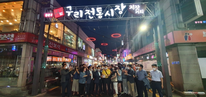 구리시 안승남시장은 전통시장 내 불법 가설물에 대한 고강도 퇴출 점검을 강조하고 나섰다./구리시 제공
