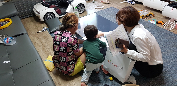 구리시가 거동이 불편한 장애인 및 결혼이민자 및 영주권자 재난기본소득 ‘찾아가는 신청 서비스’ 추진으로 주민들의 호응을 얻고 있다. /구리시 제공