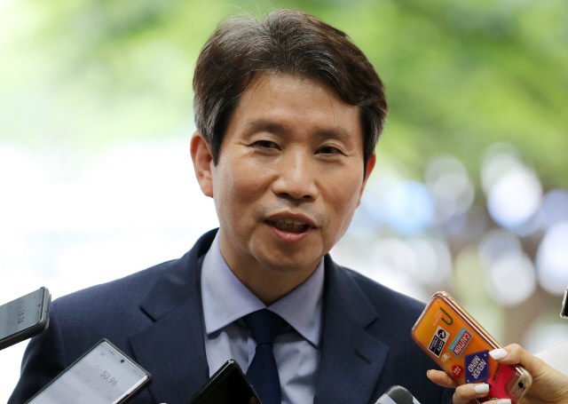  이인영 신임 통일부 장관이 27일 오후 정부서울청사로 출근하며 취재진 질문에 답하고 있다. 사진= 연합뉴스 