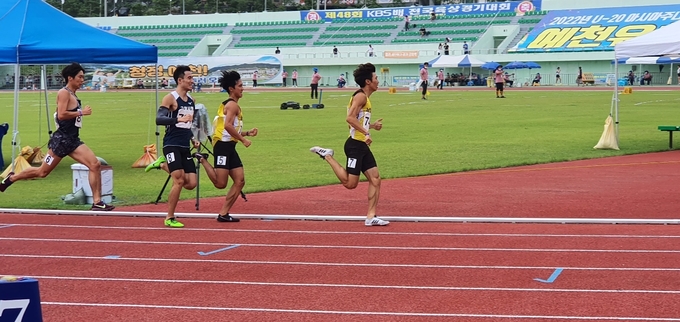 27일 경북 예천군 예천공설운동장에서 열린 제48회 KBS배 전국육상경기대회 남자일반부 800m 결승에서 우승을 차지한 엄태건(남양주시청·맨 오른쪽)이 선두로 나서고 있다. (사진=경기도육상연맹 제공)