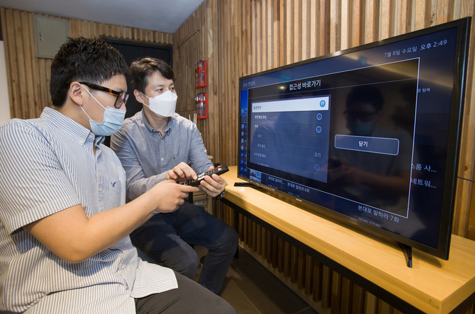 방송통신위원회의 ‘2020년 시청각 장애인용 TV 보급 사업’ 공급자로 선정된 삼성전자는 올해 말까지 TV 1만5천대를 보급한다. (사진=삼성전자)