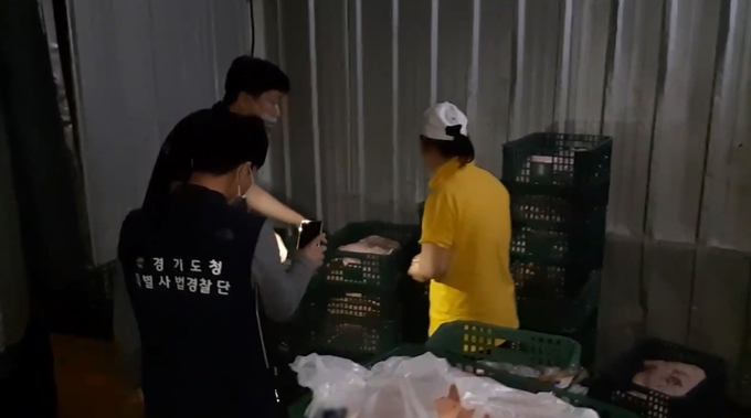 경기도 특별사법경찰단이 캠핑음식을 취급하는 업체를 대상으로 현장 단속을 진행하고 있다.(사진=경기도 제공)