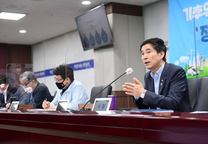 서철모 화성시장이 28일 화성형 그린뉴딜 종합계획을 발표하고 있다. /화성시제공