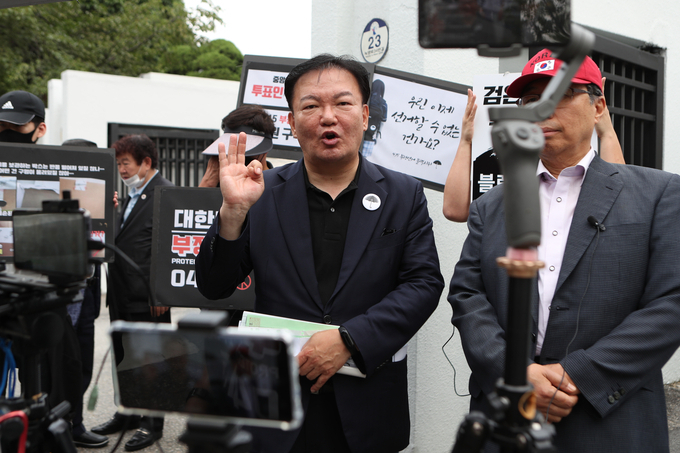 지난 6일 의정부지방법원 앞에서 민경욱 전 미래통합당 의원이 자신에게 투표용지를 전달한 제보자에 대한 검찰의 구속영장 청구에 대해 발언하고 있다. (사진=연합뉴스)